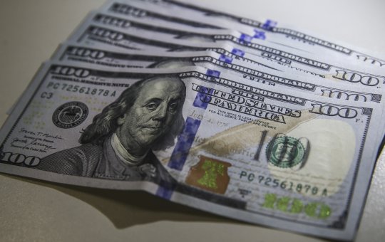 Dólar recua para R$ 5,53 com queda da inflação nos EUA e impulsiona Bolsa