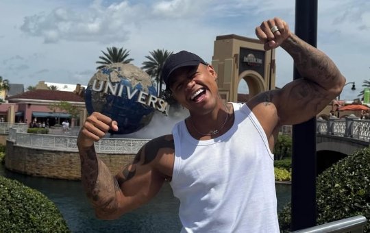 Leo Santana surpreende fãs com show improvisado em posto de gasolina de Salvador