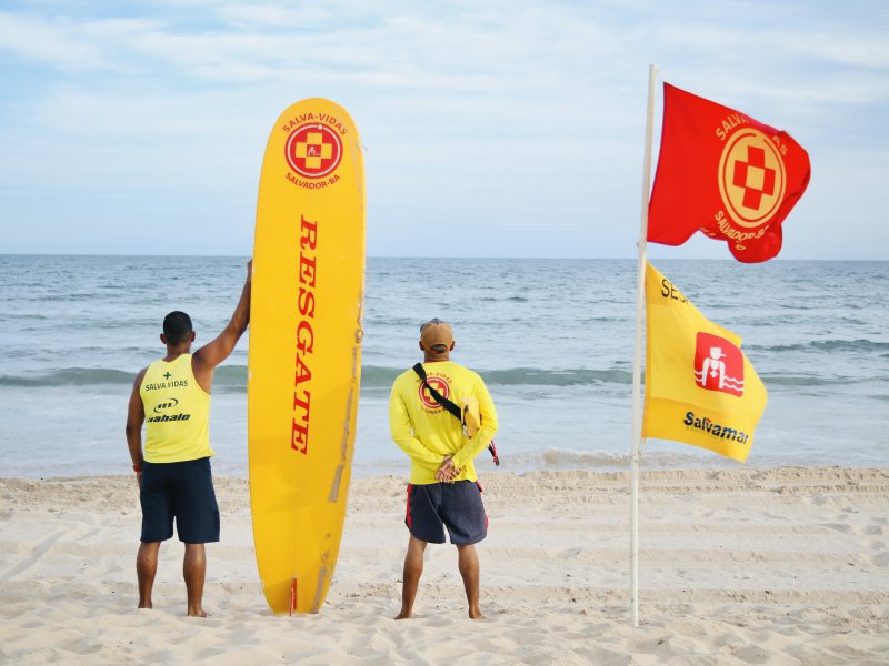 Frente fria avança e aumenta riscos no mar de Salvador