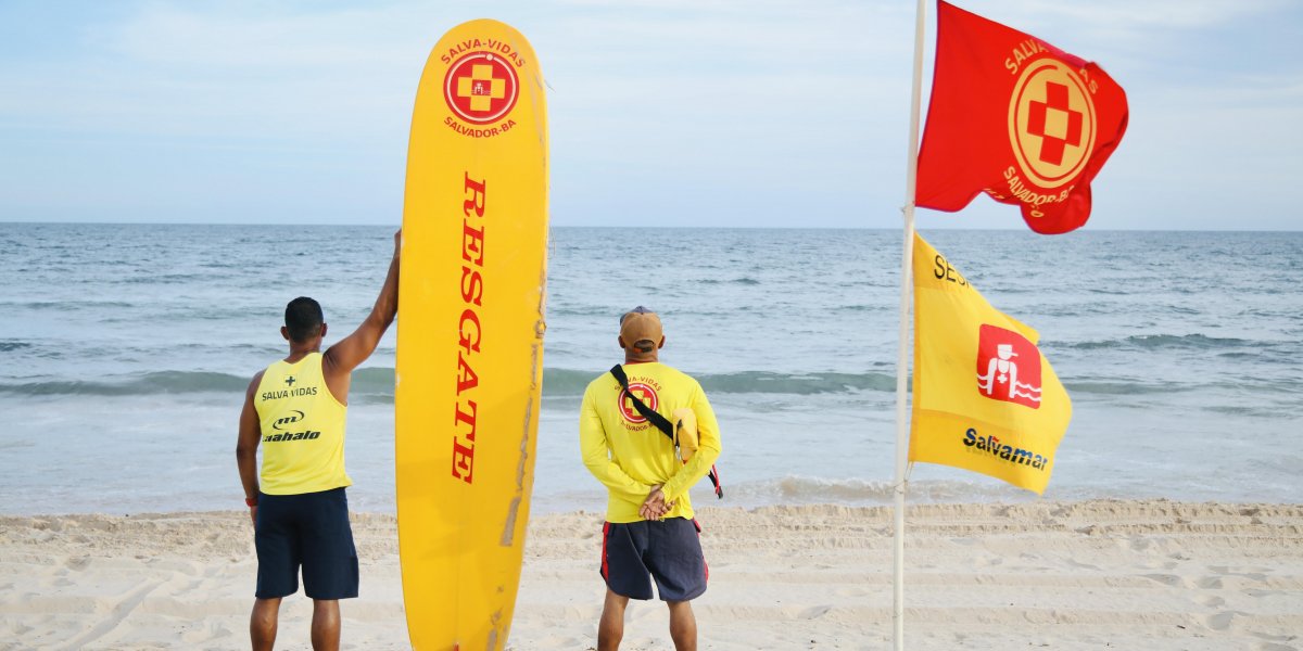 Frente fria avança e aumenta riscos no mar de Salvador