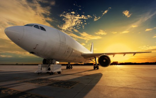 Avião com mais de 240 pessoas a bordo cai na Índia após decolagem 