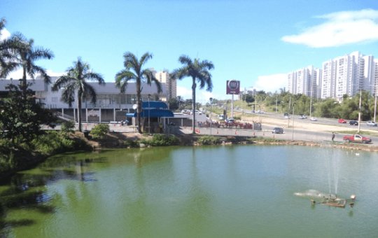 Imagem da Av. Paralela e do lago no campus