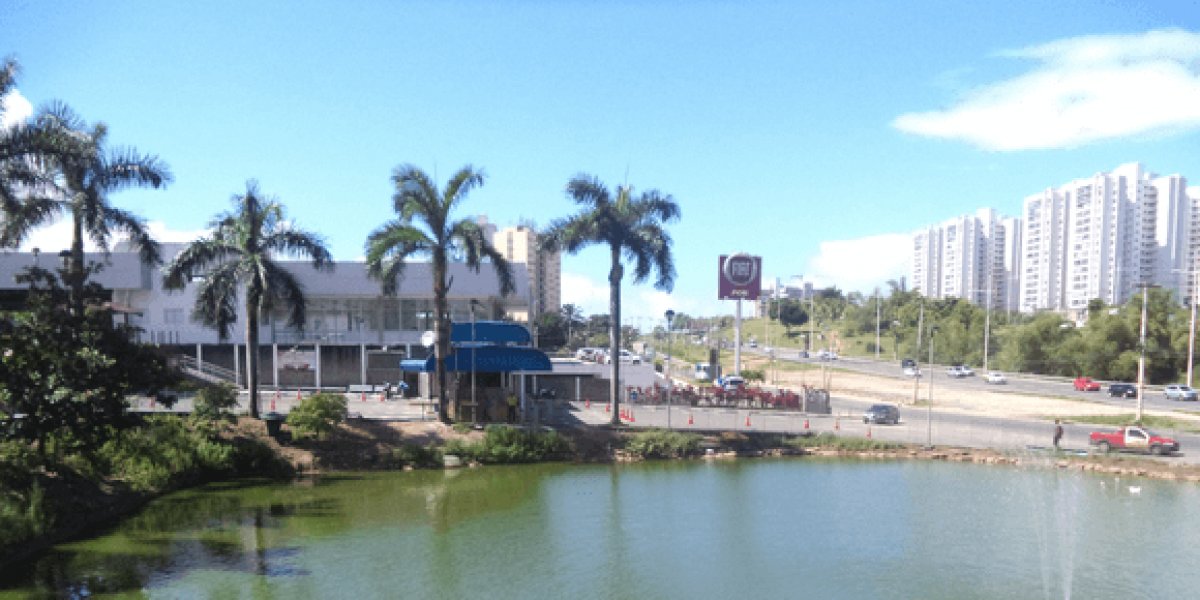 Imagem da Av. Paralela e do lago no campus