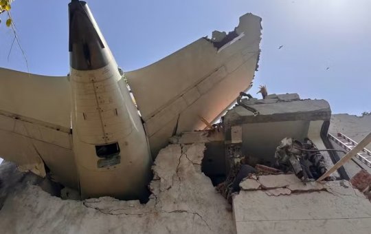 Não há sobreviventes em queda de avião com 242 pessoas na Índia