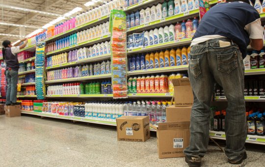 Comércio apresenta queda de 0,4% em abril, depois de três altas