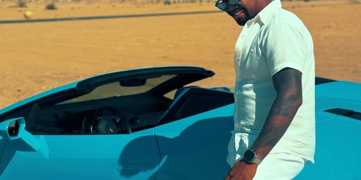 Davi Brito posa ao lado de um carro de luxo