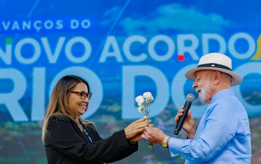 No Dia dos Namorados, Lula dá flores e beija Janja durante evento