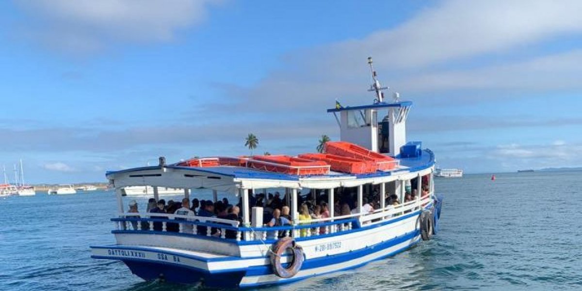 Embarcação fazendo a travessia Salvador-Mar Grande