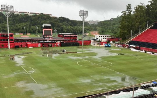 Gramado do Barradão alaga com fortes chuvas em Salvador 