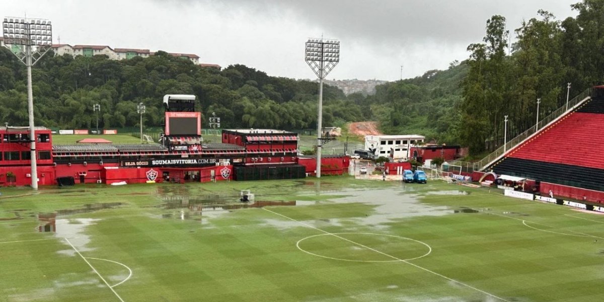 Gramado do Barradão alagado
