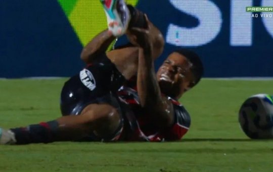 Jamerson sofre lesão grave e deixa estádio de ambulância