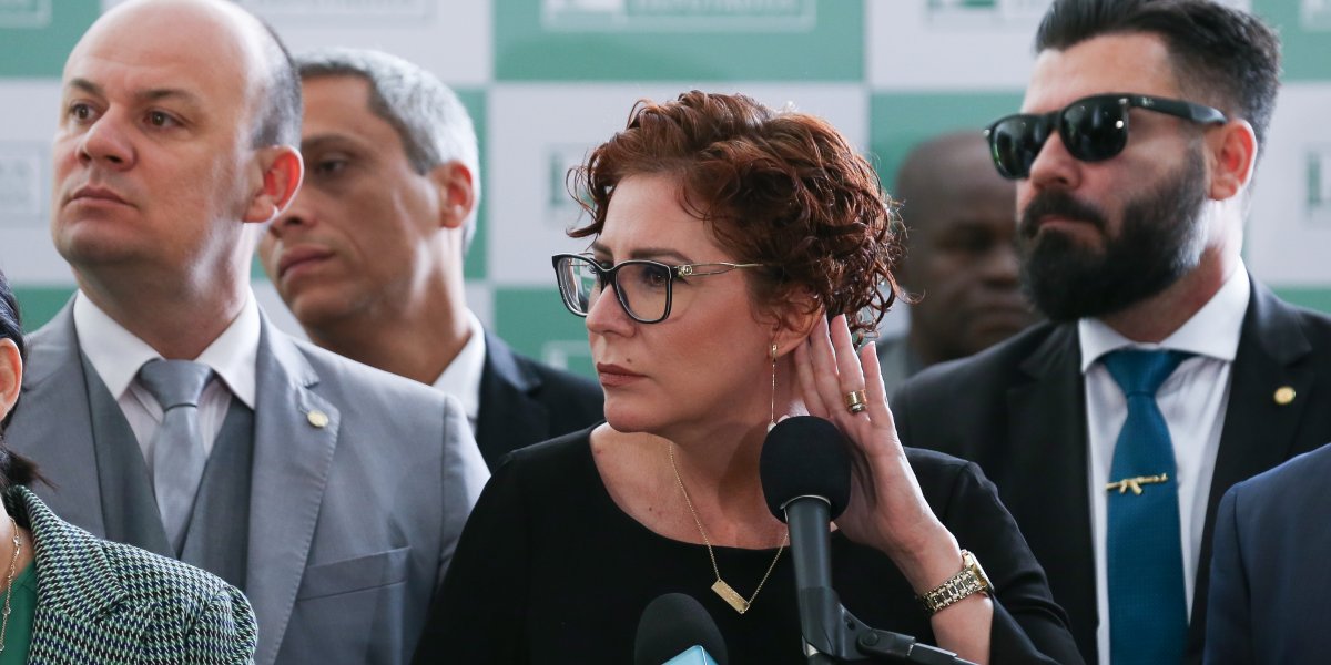 Deputada Carla Zambelli durante coletiva no salão verde da Câmara dos Deputados.