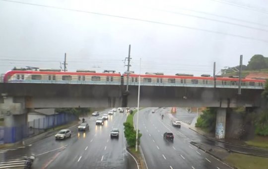 Metrô de Salvador apresenta falha e passageiros caminham pelos trilhos