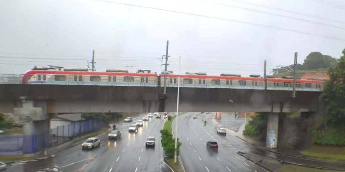 Metrô de Salvador parado entre os trilhos