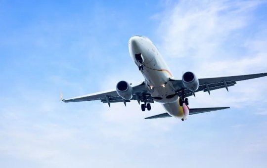 Após queda de avião, aeronave da Air India faz pouso de emergência após ameaça de bomba