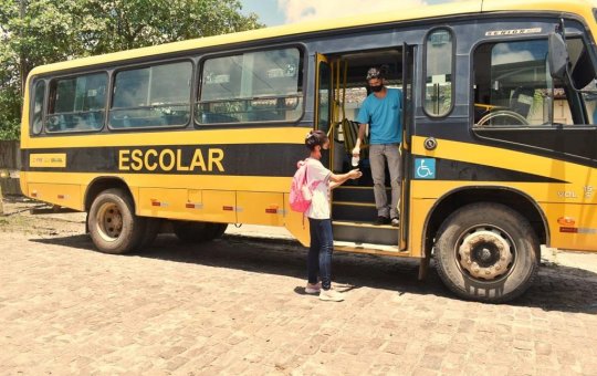 Ônibus escolar é alvejado em volta de festa de São João