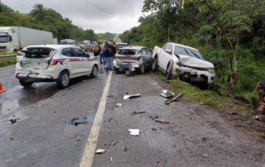 Engavetamento entre sete carros e um caminhão interdita faixa da BR-324