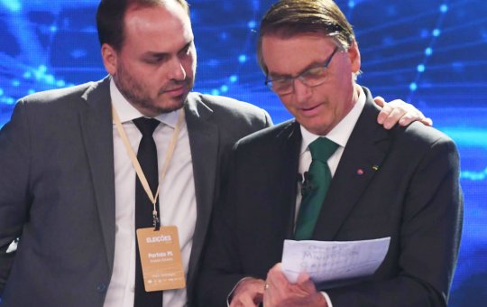 Bolsonaro anuncia Carlos como pré-candidato ao Senado por SC e agita cenário político local