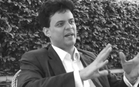 Daniel Keller é enterrado em cerimônia íntima em Salvador após morte repentina