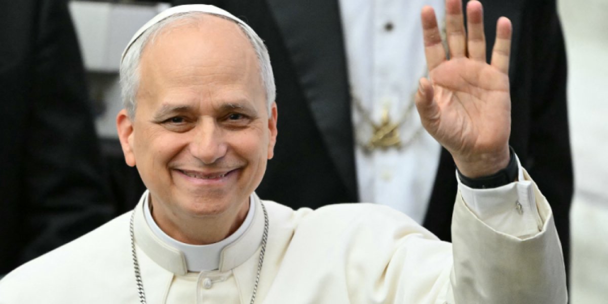 Papa Leão XIV acenando