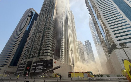 Arranha-céu pega fogo em Dubai e assusta população