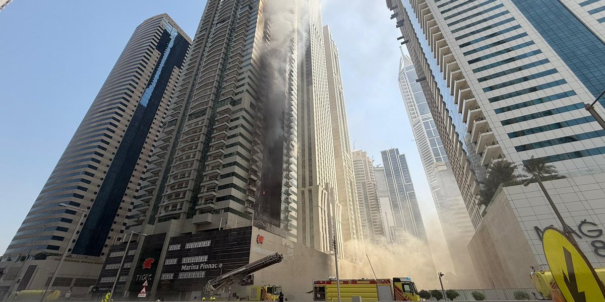 Arranha-céu sendo apagado pelos bombeiros