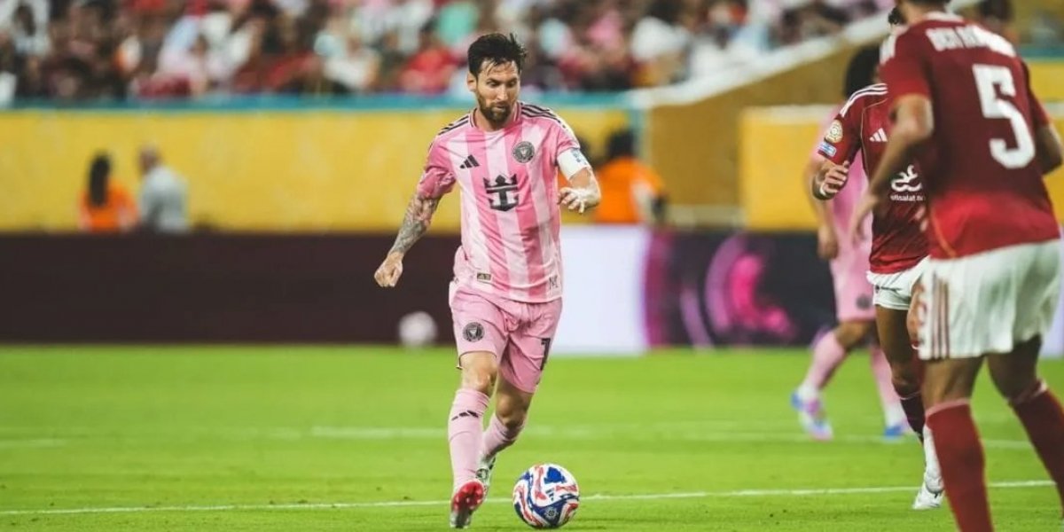 Messi na partida, em um lance de ataque