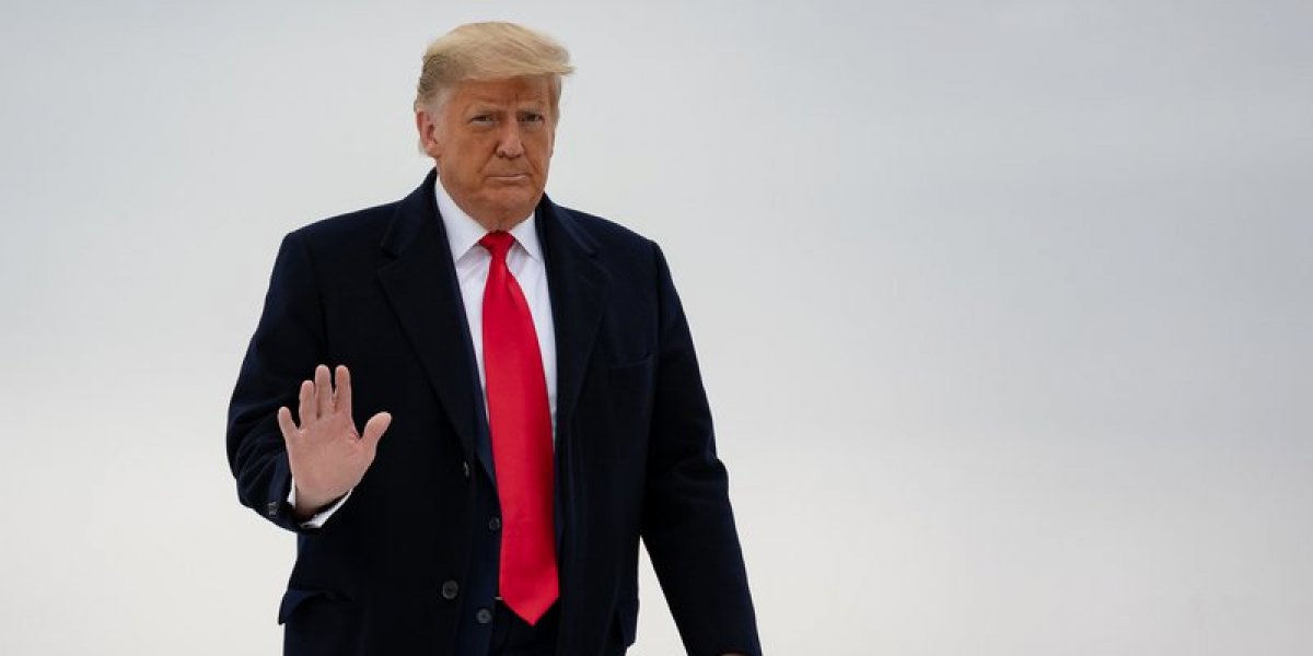 Trump caminhando e acenando