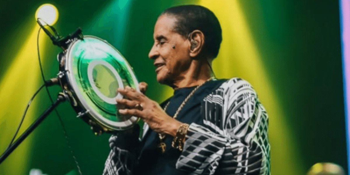 Bira tocando em show