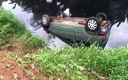 Carro cai dentro de córrego no bairro de Itapuã; saiba detalhes 