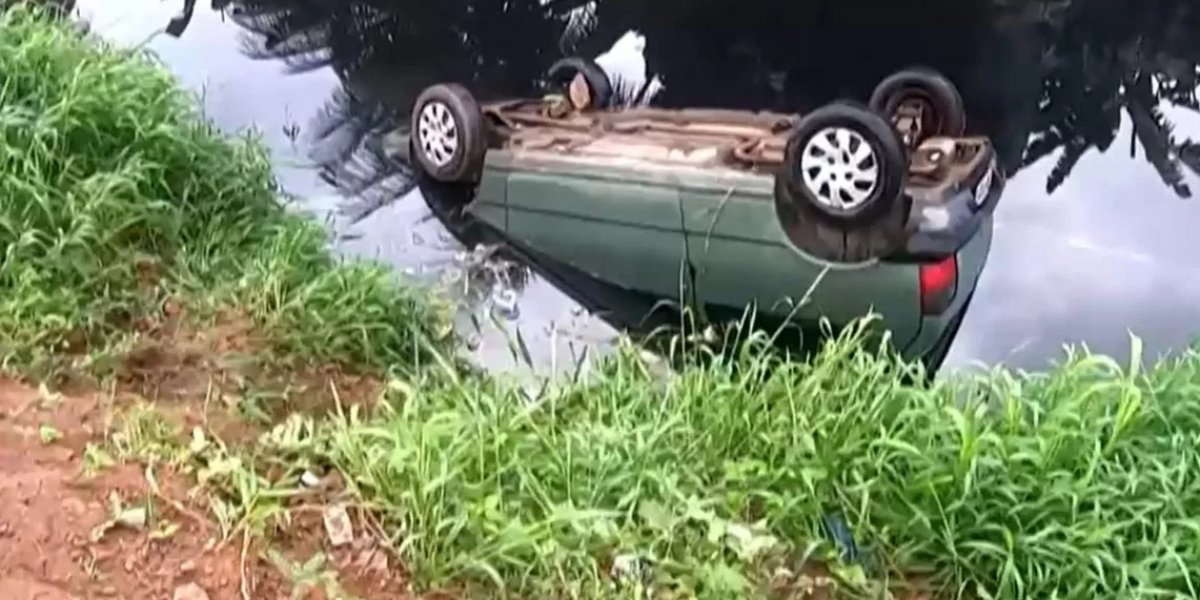 Carro cai dentro de córrego no bairro de Itapuã; saiba detalhes