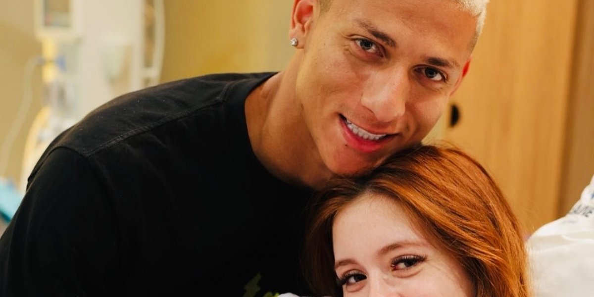 Richarlison ao lado de Amanda e Richarlison Jr