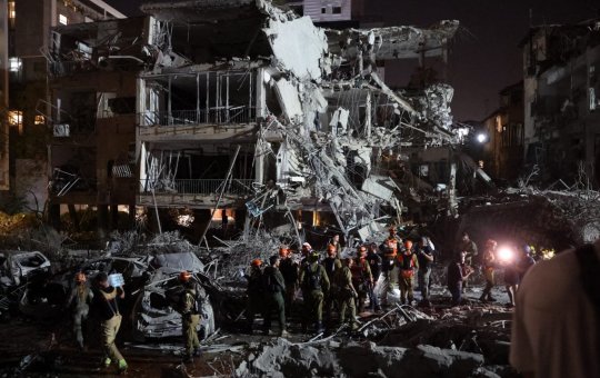 Irã e Israel trocam intensos ataques com mísseis durante a noite