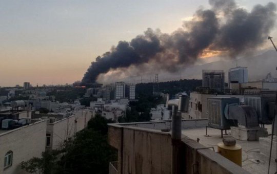 TV estatal iraniana é atingida ao vivo durante ataque israelense