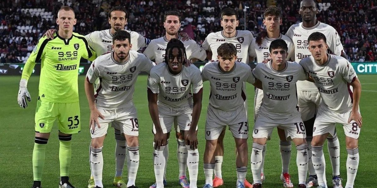 Jogadores da Salernitana perfilados para foto