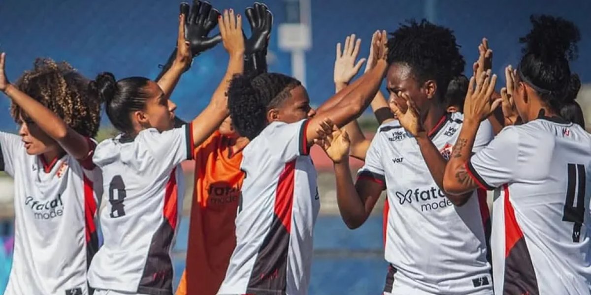 Jogadoras do Vitória se cumprimentando