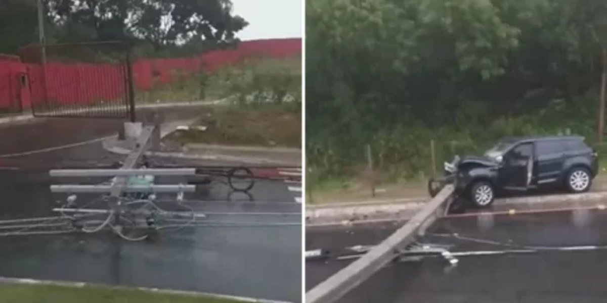Poste caído e carro atingido