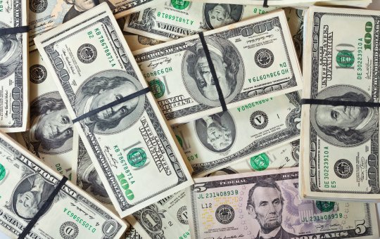 Dólar fica abaixo de R$5,50 pela primeira vez em oito meses; Ibovespa subiu 1,49%