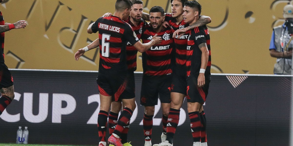 Jogadores comemorando o primeiro gol do jogo
