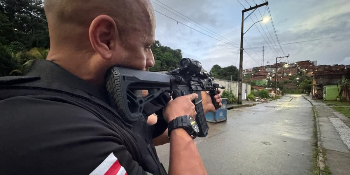 Policial com arma na mão