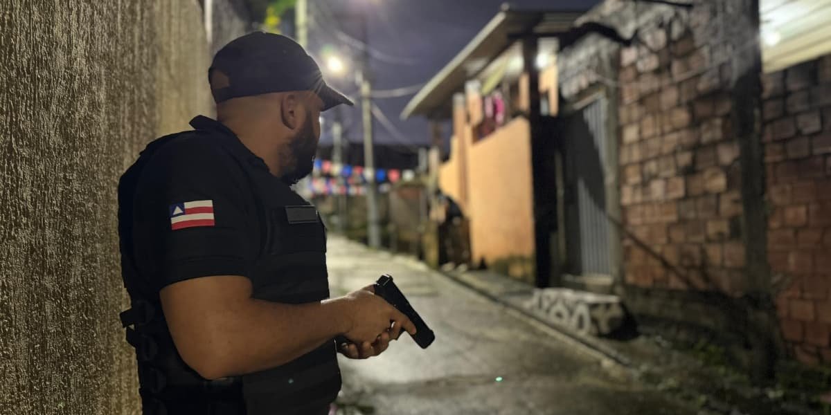 Policial com arma na mão
