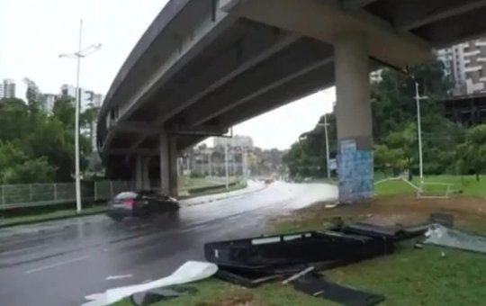 Jovem morre após bater carro em poste na Avenida ACM