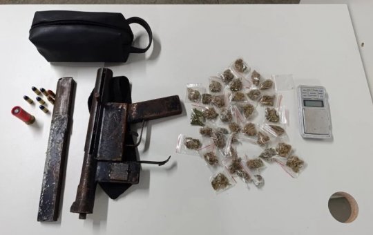PM apreende submetralhadora e drogas durante patrulhamento em Feira de Santana