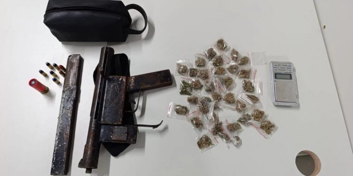 Arma e drogas apreendidas