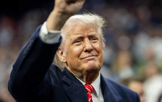 Trump exige rendição do Irã e ameaça líder supremo: "É um alvo fácil"