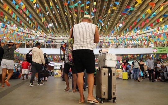 Passageiros aguardando por ônibs em Rodoviária