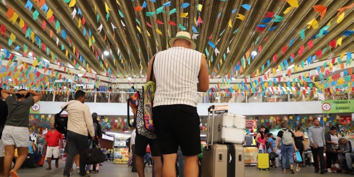 Passageiros aguardando por ônibs em Rodoviária