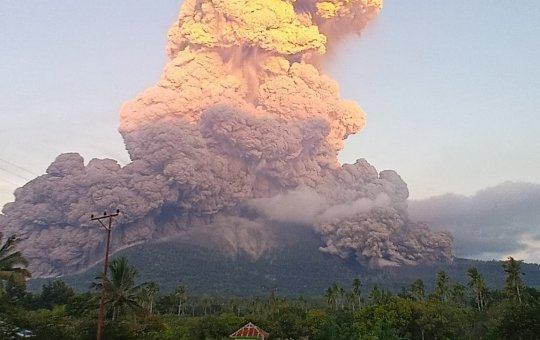 Vulcão entra em erupção na Indonésia e lança nuvem de cinzas de 11 km