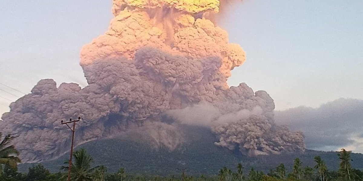 Imagem da nuvem de cinzas feita pela erupção