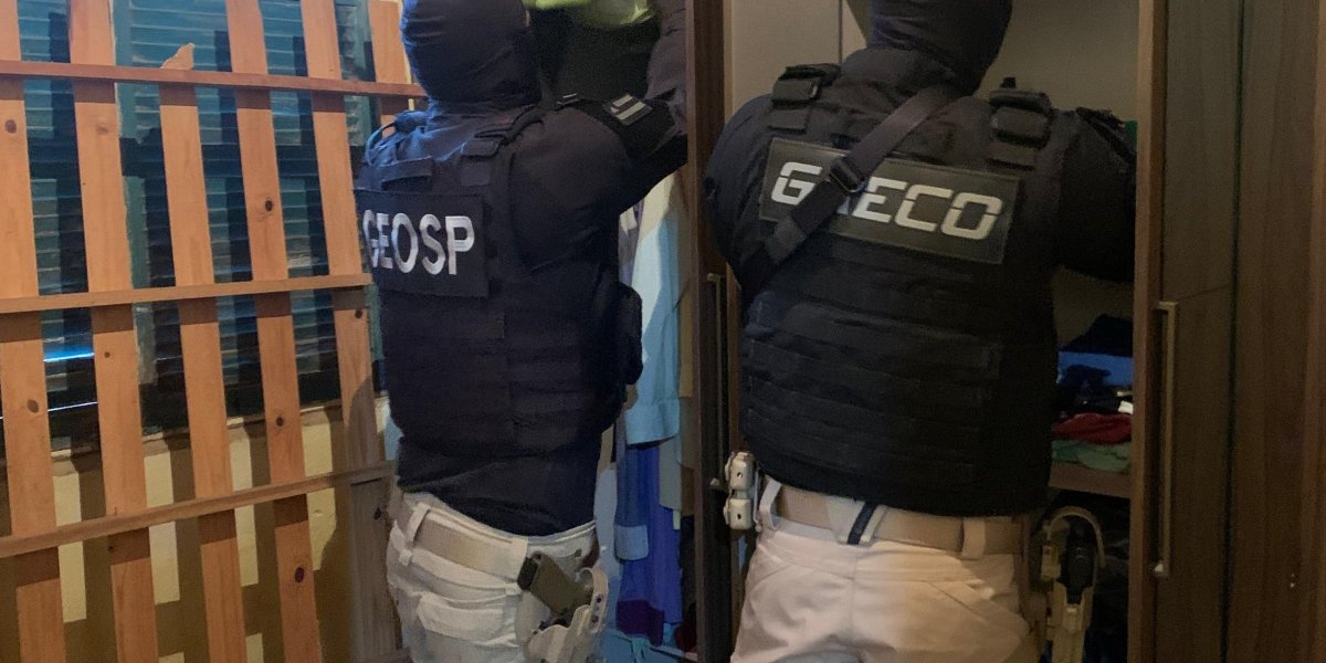 Agentes policiais durantre operação